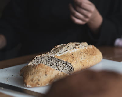 pa cuit, persona, humà, gent, menjar, pa, bagel, bun, mà, dit, fong, fleca, grans, menjar i beguda, frescor, mà humana, a l'interior, part del cos humà, una persona, al forn, cocció del pa, primer pla, enfocament selectiu, benestar, llesca de pa, alimentació saludable, ocupació, secció mitjana, pa marró, menjar francès, xef, 2K, CC0, domini públic, lliure de regalies