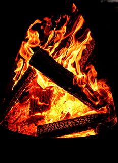 foc, flama, cremar, cremant, hivern, fred, càlid, fusta, sobreviure, a l'aire lliure, campament, llum, vermell, taronja, naturalesa, segur, cuinar, forn, calor - temperatura, foc - fenomen natural, color taronja, registre, primer pla, brillant, material de fusta, llenya, nit, moviment, cap gent, groc, foguera, moviment borrós, signe, fons negre, 4K, CC0, domini públic, lliure de regalies