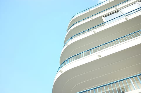 arquitectura, edifici, infraestructura, estructura, establiment, apartament, finestres, blanc, hotel, núvols, cel, vista d’angle baix, estructura construïda, cel clar, exterior de l'edifici, naturalesa, còpia espai, blau, cap gent, dia, modern, llum solar, a l'aire lliure, patró, ciutat, exterior d’edifici d’oficines, característica arquitectònica, barana, 4K, CC0, domini públic, lliure de regalies