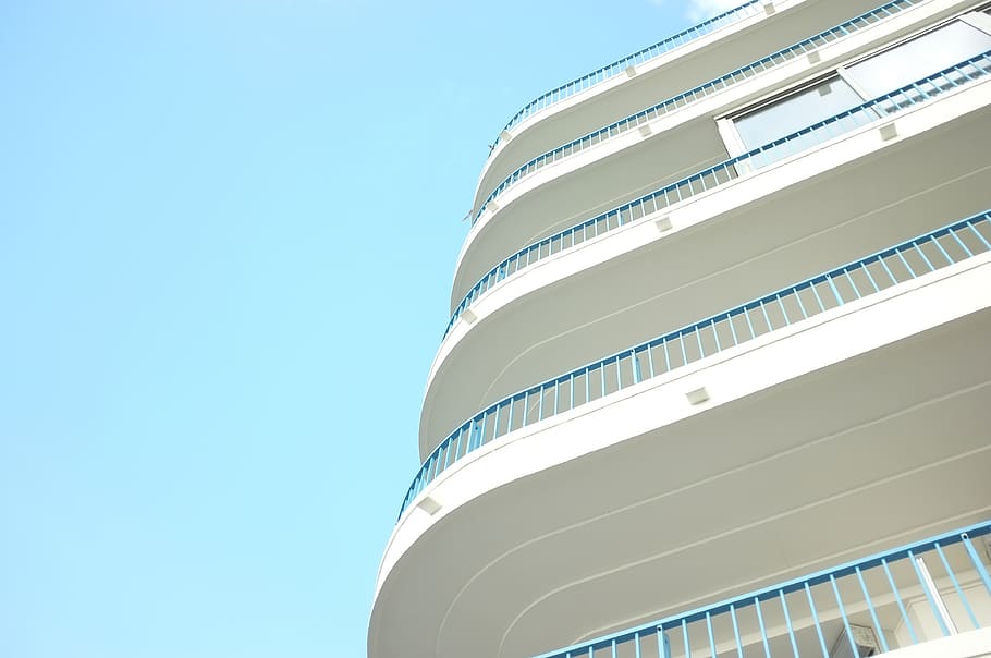 arquitectura, edifici, infraestructura, estructura, establiment, apartament, finestres, blanc, hotel, núvols, cel, vista d’angle baix, estructura construïda, cel clar, exterior de l'edifici, naturalesa, còpia espai, blau, cap gent, dia, modern, llum solar, a l'aire lliure, patró, ciutat, exterior d’edifici d’oficines, característica arquitectònica, barana, 4K