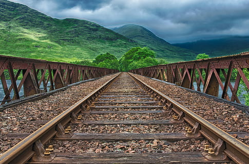 Marrone, treno ferroviario, ponte, nuvole, nuvoloso, nuvole scure, campo, ghiaia, ferro, paesaggio, lungo, montagne, natura, prospettiva, Ferrovia, linea ferroviaria, rocce, arrugginito, scenario, panoramico, acciaio, pietre, rotaie, sistema di trasporto, alberi, traccia, trasporto ferroviario, montagna, la strada davanti, mezzi di trasporto, direzione, cielo, nuvola - cielo, nessuno, bellezza nella natura, connessione, giorno, scenics - natura, prospettiva decrescente, scena non urbana, punto di fuga, all'aperto, solido, 1080P