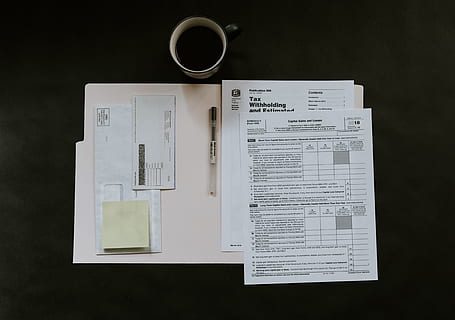 weißes bedrucktes Papier, Papier-, drinnen, direkt darüber, Tasse, Tabelle, keine Leute, Becher, Text, dokumentieren, Kaffeetasse, Stillleben, Getränk, Studioaufnahme, Kommunikation, Essen und Trinken, Stift, Kaffee, Kaffee trinken, Veröffentlichung, schwarzer Hintergrund, Papierkram, 4K, CC0, gemeinfrei, lizenzfrei