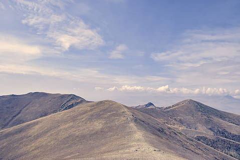 montagne brune, la nature, en plein air, Montagne, chaîne de montagnes, sol, le sable, de pointe, pente, campagne, plateau, dune, terre, désert, colline, champ, prairie, paysage, région sauvage, route, Autoroute, nuage - ciel, ciel, paysages - nature, beauté dans la nature, tranquillité, scène tranquille, scène non urbaine, environnement, personne, journée, idyllique, géographie physique, éloigné, Destinations de voyage, lumière du soleil, climat aride, sommet de la montagne, crête de la montagne, 2K, CC0, domaine public, libre de droits