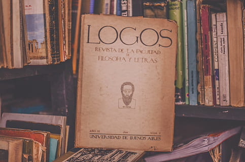 Uruguay, Montevideo, čtení, knih, staré knihy, knihkupectví, knihovna, sdělení, text, západní skript, informace, podepsat, architektura, non-západní skript, lidské zastoupení, nikdo, skript, informační značka, den, zpráva, uvnitř, detail, papír, zastoupení, zaměřit se na popředí, rezervovat, stavba, architektonický sloup, 4K, CC0, veřejná doména, bez autorských práv