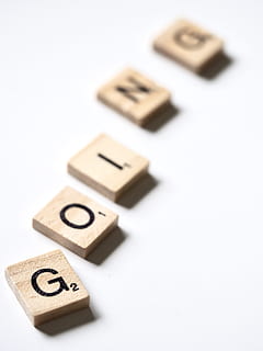 Scrabble Chips gehen, Studioaufnahme, weißer Hintergrund, Nahansicht, drinnen, keine Leute, Gruppe von Objekten, Text, Nummer, ausgeschnitten, kopieren sie platz, mittlere Gruppe von Objekten, Geschäft, Liste, Fokus auf den Vordergrund, Pluszeichen, Bauklotz, Kommunikation, Blockform, Großbuchstabe, Stillleben, 4K, CC0, gemeinfrei, lizenzfrei