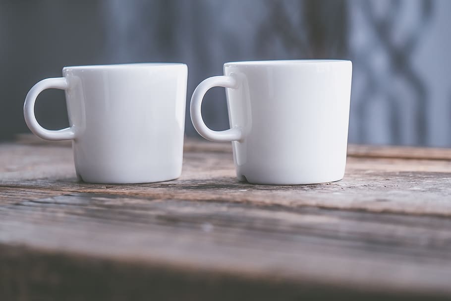 dues tasses blanques de te, taula, menjar i beguda, Color blanc, tassa de cafè, tassa, material de fusta, enfocament selectiu, cafè, beure, primer pla, natura morta, refresc, cafè - beguda, cap gent, ceràmica, beguda calenta, a l'interior, dos objectes, dia, nivell superficial, vaixella, begudes sense alcohol, tassa de te, 4K