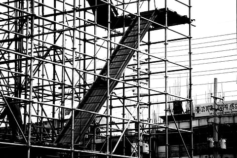 construcció, lloc de construcció, construir, treballar, estructura construïda, arquitectura, vista d’angle baix, industria de la construcció, exterior de l'edifici, indústria, dia, cap gent, bastides, metall, desenvolupament, a l'aire lliure, naturalesa, cel, incomplet, edifici, patró, ocupació, millores per a la llar, 4K, CC0, domini públic, lliure de regalies