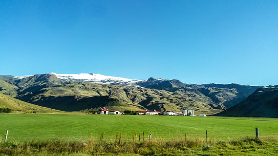 Islande, Montagne, beauté dans la nature, environnement, paysages - nature, paysage, ciel, herbe, couleur verte, la nature, ciel clair, scène tranquille, plante, champ, tranquillité, chaîne de montagnes, terre, journée, idyllique, bleu, scène non urbaine, personne, montagne au sommet enneigé, en plein air, 4K, CC0, domaine public, libre de droits