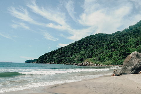 fotografia, riva del mare, montagna, spiaggia, nuvole, costa, idilliaco, paesaggio, tempo libero, natura, oceano, Oceanshore, Oceanside, persone, roccia, sabbia, mare, paesaggio marino, riva, cielo, pietra, alberi, vacanza, acqua, onde, natura selvaggia, terra, bellezza nella natura, scenics - natura, albero, nuvola - cielo, la tranquillità, giorno, scena tranquilla, pianta, scena non urbana, colore verde, orizzonte sull'acqua, all'aperto, 4K, CC0, dominio pubblico, privo di copyright