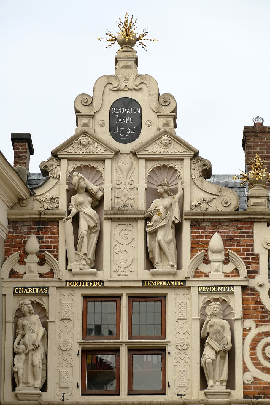 façana, imatge, estàtua, arquitectura, dona, figura, desventer, Països Baixos, història, representació humana, representació, art i artesania, escultura, creativitat, vista d’angle baix, artesania, cap gent, semblança masculina, semblança femenina, estructura construïda, dia, exterior de l'edifici, el passat, cel, cel clar, destinacions de viatge, ornamentat, govern, talla, 5K