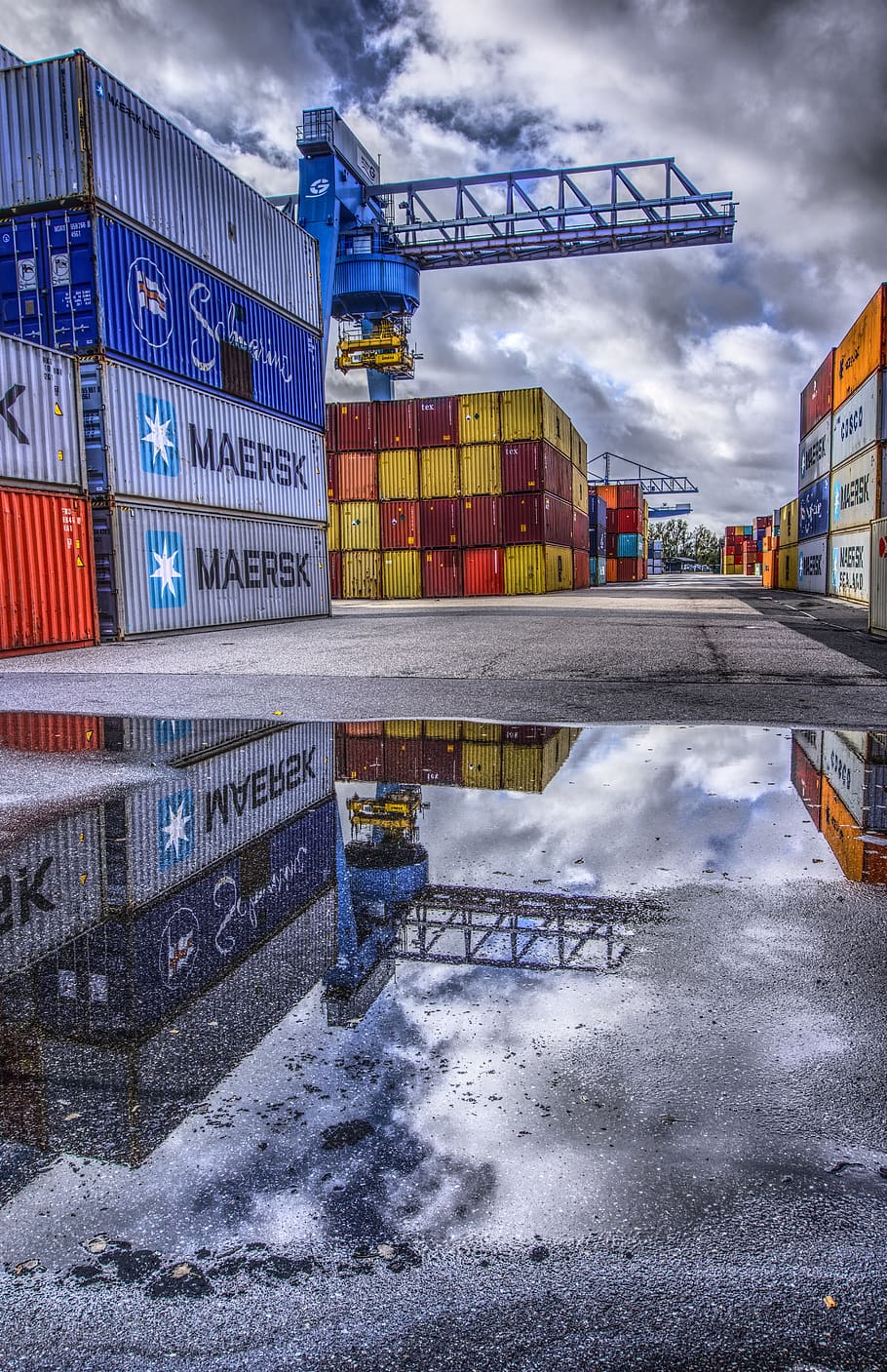contenitore, porta, Caricamento in corso, impilati, terminale di contenitore, movimentazione di container, carico di gru, gru, carico, hub di marketing, busta quadrata, Germania, colore, cielo, nuvole, hdr, contrasto, ampia gamma dinamica, colorato, industria, azienda, difficile, acciaio, pozzanghera, mirroring, riflessione, acqua, bagnato, pioggia, architettura, esterno dell'edificio, struttura costruita, nuvola - cielo, mezzi di trasporto, città, natura, giorno, inverno, all'aperto, nessuno, la neve, temperatura fredda, strada, fumo - struttura fisica, 5K
