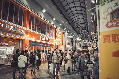 persoană, arătând, mall, arhitectură, comerţ, mulţimea, lumini, oameni, public, cumpărături, magazine, urban, mers, grup de oameni, oraș, construită, grup mare de oameni, oameni adevărați, exteriorul clădirii, bărbați, text, viata de oras, femei, magazin, iluminat, comunicare, stradă, stiluri de viață, în aer liber, 5K, CC0, domeniu public, fără drepturi de autor