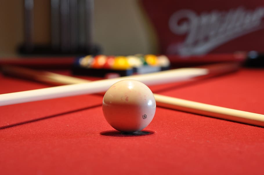 Schwimmbad, Billard, Billardtisch, Spiel, Spiele, Bar, Bar-Spiele, Poolhalle, Spielball, poolball, Sport, Billard - Queuesport, Ball, Tabelle, Freizeitbeschäftigung, Freizeitspiele, Kugel, Nummer, Pool Queue, Entspannung, Wettbewerb, rot, Kunst, Kultur und Unterhaltung, Nahansicht, Snooker und Pool, Fokus auf den Vordergrund, 4K