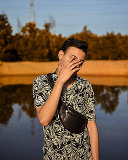 homem, cobertura, face, moda, pessoa, pose, estilo, vestem, uma pessoa, pessoas reais, de pé, lago, árvore, atividade de lazer, roupa casual, estilos de vida, cintura para cima, vista frontal, natureza, adulto jovem, focar em primeiro plano, agua, dia, plantar, comprimento de três quartos, homens jovens, ao ar livre, 4K, CC0, domínio público, royalty free