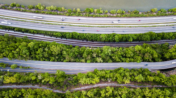 motorveje mellem skov, træ, vej, hovedvej, Forenede Stater, lookout bjerg, natur, antenne, rejse, linje, løv, flod, bil, drone, køre, Trafik, broccoli, flora, mad, plante, grøn farve, ingen mennesker, vækst, skønhed i naturen, dag, jord, scenics - natur, landskab, høj vinkel visning, ro, Mark, rolig scene, udendørs, miljø, Skov, luftfoto, plantage, 4K, CC0, offentligt domæne, royaltyfrie