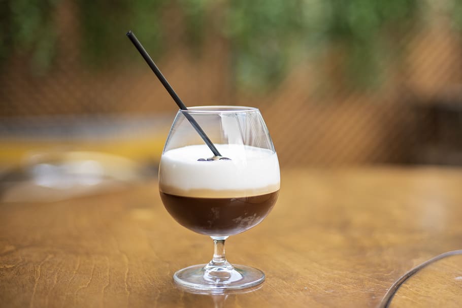 káva, Studený, freddo, kavárna, espresso, hnědý, styl, napít se, občerstvení, jídlo a pití, sklenka, stůl, zaměřit se na popředí, vybavení domácností, nápojová sklenice, alkohol, nikdo, svěžest, průhledný, detail, stálý život, sláma, sklenice na víno, jídlo, sklo - materiál, dřevo - materiál, 4K