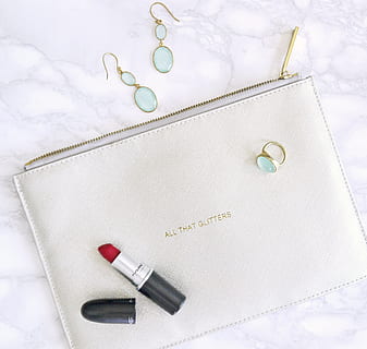 rot, Lippenstift, Weiß, Ledertasche, Ohrringe, Tasche, Ring, Ohrring, Schmuck, flach liegen, weiblich, funkeln, Kosmetika, Zubehörteil, silberne Tasche, Mac, Marmor, Kupplung, Mode, persönliches Accessoire, Hintergründe, Beauty-Produkt, Frau, Glanz, Schönheit, Eleganz, Nahansicht, Geschenk, 2K, CC0, gemeinfrei, lizenzfrei