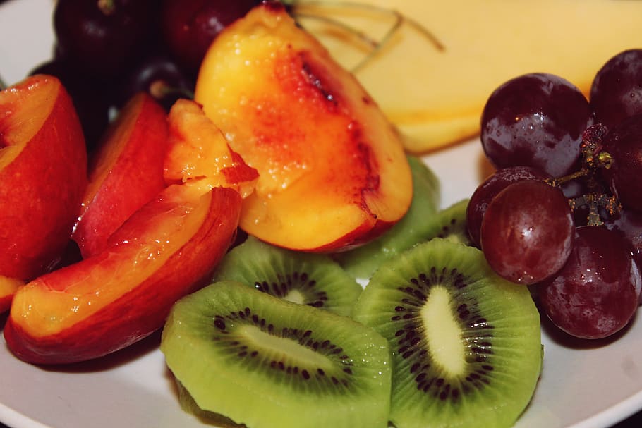 fruct, kiwi, piersică cu coajă netedă, struguri, brânză, cireșe, farfurie, bucătărie, alimente, delicios, mânca, sănătos, gustare, semințe, verde, roșu, galben, portocale, Violet, negru, mancare si bautura, mâncat sănătos, bunăstare, prospeţime, natură moartă, felie, în interior, nici o persoana, a închide, alegere, strugure, variație, boabe de fructe, masa, salata de fructe, 4K