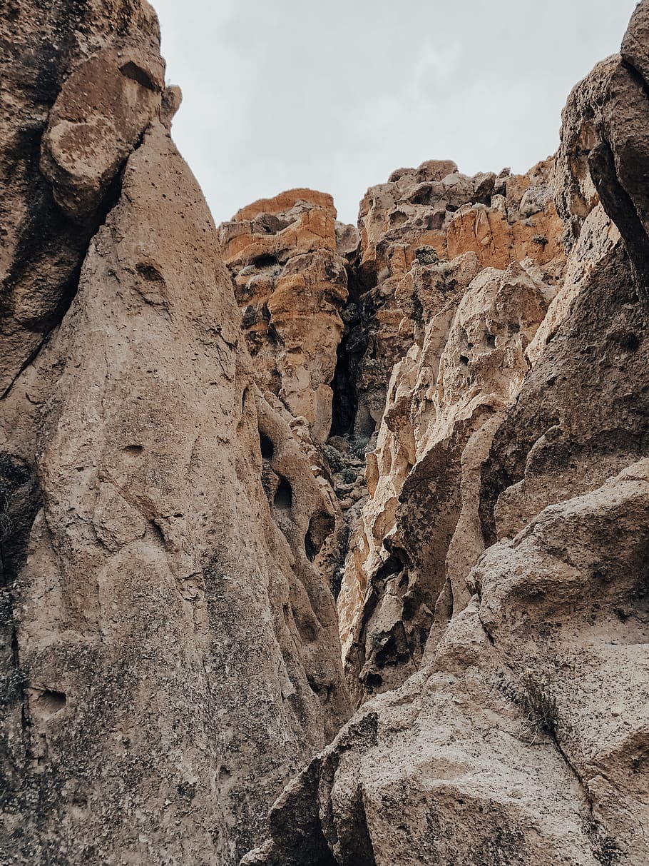 brauner Klippenberg, Höhle, Wandern, californium, Lavastein, klettern, Reise, Berg, Rock, mojavepreserve, Mojave, Cafe, Felsformation, Rock - Objekt, Himmel, solide, Tag, Natur, Flachwinkelansicht, keine Leute, Geologie, Ruhe, physische Geographie, Rau, Schönheit in der Natur, Nicht-städtische Szene, texturiert, Land, Gebirge, draußen, Formation, trockenes Klima, erodiert, Klima, hoch, 4K