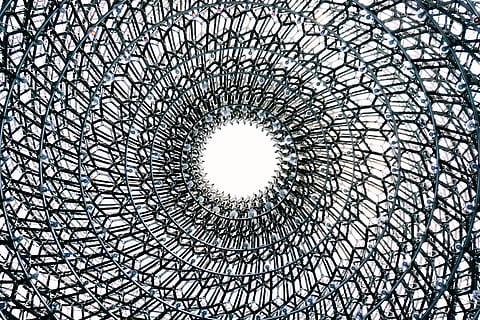 estructura espiral gris, jardins botànics reials, Richmond, Regne Unit, edifici, patró, metall, jardí, cercle, textura, resum, forma, llambordes, passarel·la, vorera, paviment, Camí, cel, Londres, Anglaterra, amunt, forma geomètrica, disseny, marc complet, arquitectura, vista d’angle baix, estructura construïda, cap gent, fons, cúpula, sostre, a l'interior, claraboia, art i artesania, directament a sota, concèntric, ornamentat, arquitectura i art, 5K, CC0, domini públic, lliure de regalies