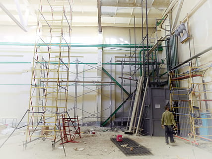 constructor, clădire, constructie, contractant, dezvoltare, fabrică, industrial, industrie, loc de munca, muncă, masculin, om, manual, repararea, cameră, perete, muncitor, în vârstă de, arhitectură, de interior, interior, murdar, la locul de muncă, galben, oameni adevărați, lucru, o persoana, ocupaţie, bărbați, lungime totală, zi, santier, construită, în interior, vedere din spate, permanent, industrie de contructie, îmbrăcăminte, 720P, CC0, domeniu public, fără drepturi de autor