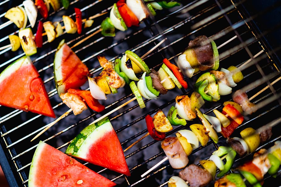 Barbacoa, menjar, gos calent, plàtan, planta, fruita, culinari, carn de porc, All, vegetals, espàrrecs, pasta, sushi, pinya, mandonguilles, dinar, albergínia, raviolis, nachos, menjar i beguda, frescor, alimentació saludable, a la graella, benestar, cap gent, primer pla, pinxo, preparació, pebre, calor - temperatura, vista d’angle alt, carn, natura morta, metall, preparar el menjar, sopar, 5K