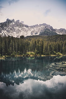 lac Karersee, aventure, nuageux, conifère, lumière du jour, à feuilles persistantes, fond d'écran hd, Italie, Karersee, Montagne, la nature, réflexion, paysage, scénique, saison, ciel, neige, tyrol du sud, des arbres, vallée, eau, Météo, paysages - nature, beauté dans la nature, scène tranquille, tranquillité, scène non urbaine, Lac, arbre, front de mer, nuage - ciel, idyllique, personne, température froide, plante, hiver, journée, chaîne de montagnes, en plein air, montagne au sommet enneigé, 5K, CC0, domaine public, libre de droits