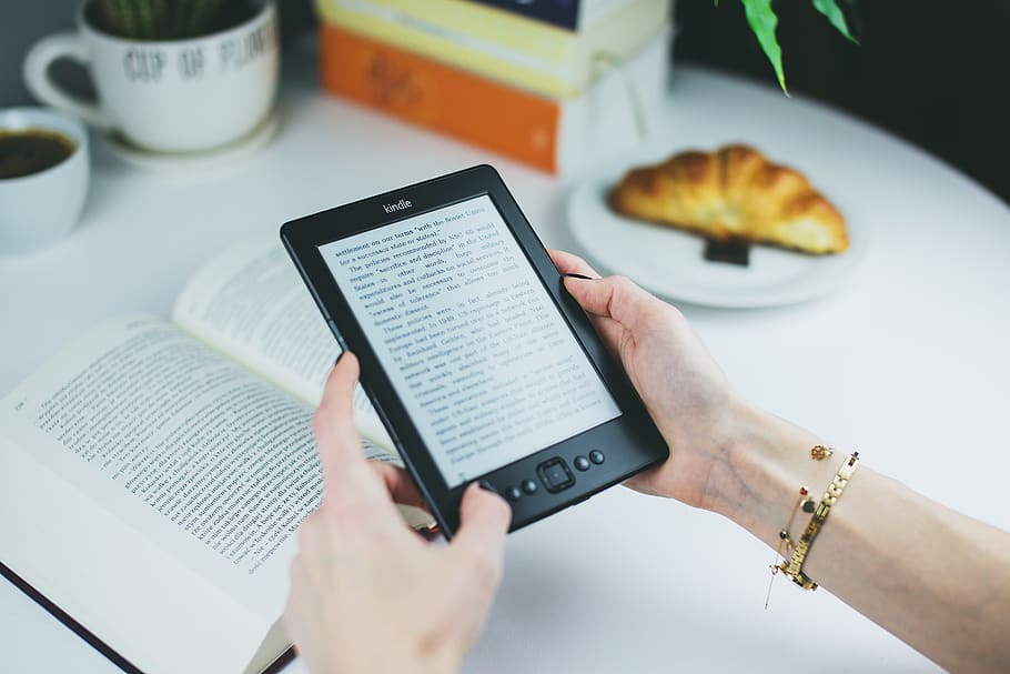 encendre, llibre, lectura, estudiar, aprenentatge, educació, negocis, escriptori, croissant, esmorzar, menjar, mans, tecnologia sense fils, mà humana, mà, tecnologia, connexió, comunicació, part del cos humà, una persona, persones reals, pantalla, taula, estils de vida, adult, tauleta digital, dones, a l'interior, ordinador, Internet, pantalla tàctil, navegar per la xarxa, 5K