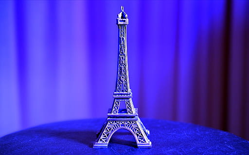 Turm, Eiffel, die Architektur, Paris, Frankreich, städtisch, Tourismus, berühmt, Monument, Symbol, Ziel, hoch, Miniaturansicht, Attraktion, Stuhl, Dekor, Europa, Blau, Souvenir, drinnen, Metall, Fokus auf den Vordergrund, keine Leute, Nahansicht, Stillleben, Tabelle, selektiver Fokus, einzelnes Objekt, gebaute Struktur, Wandbau - Funktion, Kunst und Handwerk, Abwesenheit, Tag, glänzend, Bodenbelag, silberfarben, aufwendig, 4K, CC0, gemeinfrei, lizenzfrei
