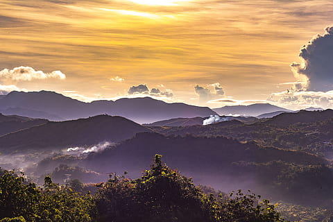 montagna e alberi, montagna, paesaggio, strato, tramonto, ora d'oro, nube, Alba, albero, bosco, natura, arancia, rizal, moutain, alba - alba, picco di montagna, all'aperto, Paesaggi, mattina, collina, nebbia, cielo, estate, foresta, sole, nuvola - cielo, luce del sole, bellezza nella natura, viaggio, crepuscolo, catena montuosa, valle, autunno, raggio di sole, blu, prato, sfondi, Asia, scena rurale, luce - fenomeno naturale, Cloudscape, stagione, giallo, Europa, Alpi europee, Angkhang, Paradiso, panoramico, 4K, CC0, dominio pubblico, privo di copyright