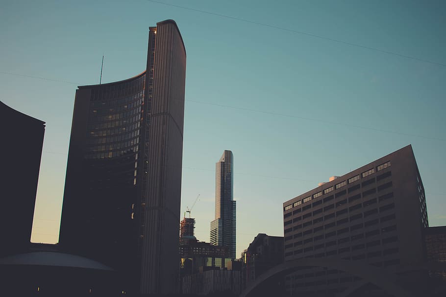 edifici de formigó gris, edifici, urbà, ciutat, Canadà, toronto, centre de la ciutat, font a la plaça nathan phillips, gratacels, arquitectura, de gran alçada, cel, habitatge, a l'aire lliure, posta de sol, sortida del sol, edifici d'oficines, triangle, edifici d'apartaments, exterior de l'edifici, estructura construïda, exterior d’edifici d’oficines, alta - alta, vista d’angle baix, cap gent, naturalesa, modern, oficina, dia, cel clar, torre, llum solar, paisatge, districte financer, 5K