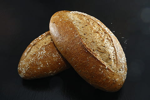 pan horneado, hornear, horneado, difuminar, un pan, de cerca, oscuro, comida, atención, sano, pan, nutrición, Pastelería, producción, naturaleza muerta, brindis, comida y bebida, frescura, rebanada de pan, trigo, foto de estudio, adentro, bienestar, integral, marrón, fondo negro, nadie, alimentación saludable, grano integral, planta de cereal, pan moreno, solo objeto, 4K, CC0, dominio público, libre de derechos