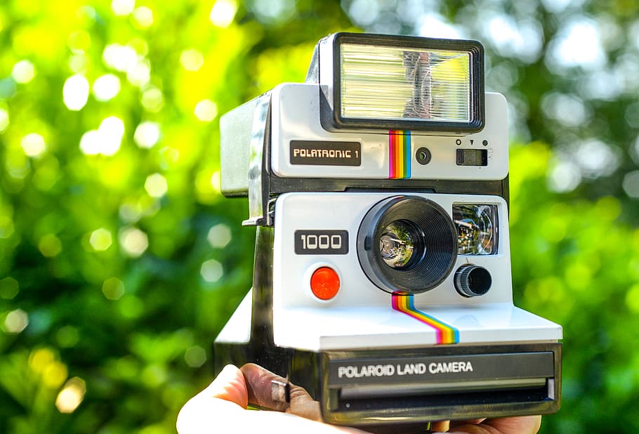 bílý, Černá, polaroid 1000 pozemní kamera, Fotoaparát, design, elektronika, zařízení, blikat, okamžitá kamera, objektiv, Polaroid, retro, technologie, fotografická témata, lidské ruky, část lidského těla, fotoaparát - fotografické vybavení, ruka, focení, hospodářství, zaměřit se na popředí, aktivita, fotografické vybavení, jedna osoba, osobní perspektivy, detail, digitální fotoaparát, den, část těla, venku, prst, fotograf, slr fotoaparát, lidská končetina, 5K