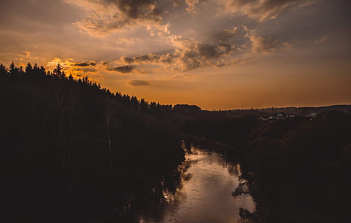 silhuet, træer, ved siden af, flod, efterglød, baggrundsbelyst, skyer, mørk, mørke, daggry, skumring, miljø, Skov, hd wallpapers, idyllisk, landskab, Moder Natur, bjerg, natur, udendørs, fredelig, afspejling, naturskøn, himmel, strøm, solopgang, solnedgang, rolig, vand, sky - himmel, scenics - natur, skønhed i naturen, ro, rolig scene, ingen mennesker, træ, plante, jord, 5K, CC0, offentligt domæne, royaltyfrie