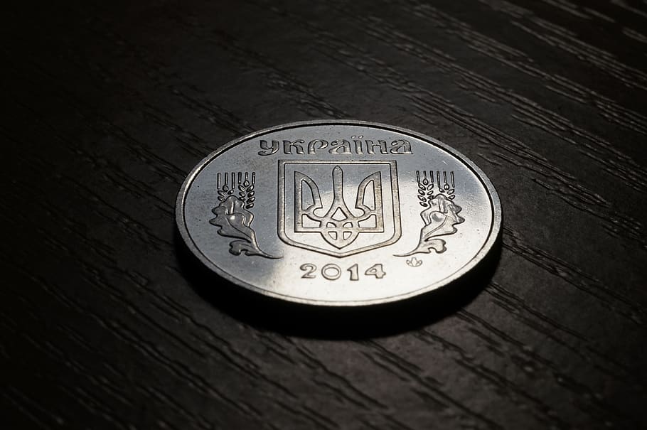 diners, Finances, moneda, text, negocis, metall, cercle, cap gent, primer pla, riquesa, forma geomètrica, taula, a l'interior, representació, forma, vista d’angle alt, material de fusta, comunicació, representació animal, estalvis, color plata, economia, 4K