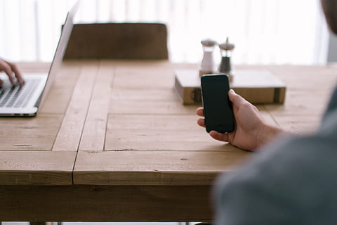 iphone, ruka, muž, práce, macbook, laptop, technologie, podnikání, dřevo, stůl, židle, rezervovat, sůl, pepř, Setkání, bezdrátové technologie, sdělení, lidské ruky, část lidského těla, spojení, jedna osoba, hospodářství, uvnitř, selektivní zaměření, počítač, dospělý, přenosné informační zařízení, chytrý telefon, mobilní telefon, pohodlí, pomocí přenosného počítače, 5K, CC0, veřejná doména, bez autorských práv