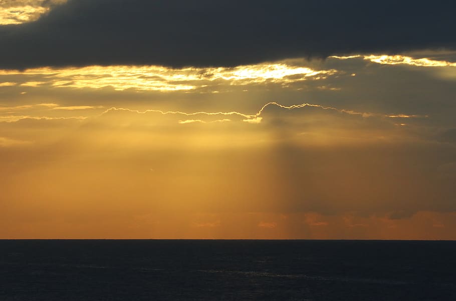 panoramisk, fotografering, solstråle, skyer, daggry, dramatisk, aften, ferie, horisont, landskab, lys, ocean, afspejling, hav, marinemaleri, storm, sol, solopgang, solnedgang, vand, vejr, himmel, sky - himmel, scenics - natur, horisont over vand, skønhed i naturen, ro, rolig scene, idyllisk, sollys, natur, ingen mennesker, havnefronten, orange farve, udendørs, magt i naturen, 5K