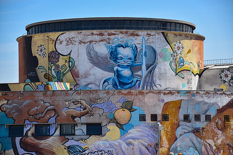 edifici pintat, art, mural, pintura, carrer de saville, art de carrer, saville, viatjar, graffiti, espanya, mascota, mamífer, gat, animal, paret, astronauta, cripta, serp, rèptil, python de roca, dibuix, representació humana, art i artesania, arquitectura, representació, semblança masculina, història, estructura construïda, cap gent, el passat, blau, creativitat, artesania, escultura, dia, exterior de l'edifici, destinacions de viatge, estàtua, naturalesa, a l'aire lliure, 5K, CC0, domini públic, lliure de regalies