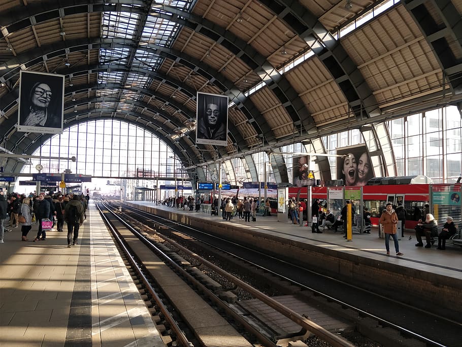 Tyskland, Berlin, alexanderpl. 9, jernbanetransport, gruppe af mennesker, spore, jernbanespor, rigtige mennesker, offentlig transport, menneskemængde, stor gruppe mennesker, transportmidler, jernbanestation, jernbanestation platform, transportform, rejse, arkitektur, Kvinder, herrer, livsstil, passager, voksen, venter, loft, udendørs, station, 4K