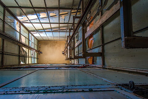 ascensor, eje, construcción, antiguo, arquitectura, industria, adentro, fábrica, nadie, estructura construida, día, edificio, cuarto doméstico, abandonado, pared - característica de la construcción, metal, almacén, tecnología, ausencia, agua, naturaleza, piso, dañado, industria metalúrgica, 1080P, CC0, dominio público, libre de derechos