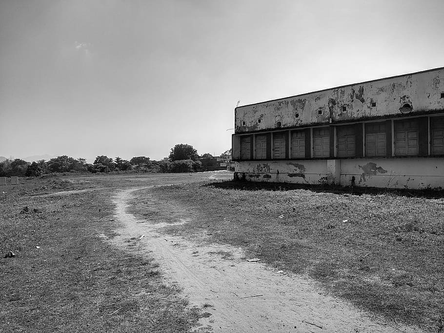årgang, fotografi, bygning, arkitektur, sort og hvid, skyer, dagtimerne, græs, landskab, pathway, træer, himmel, natur, dag, plante, jord, ingen mennesker, forladt, bygget struktur, træ, transportmidler, Mark, skyfri himmel, bygning udvendig, forretning, udendørs, kopiere plads, beskadiget, 2K