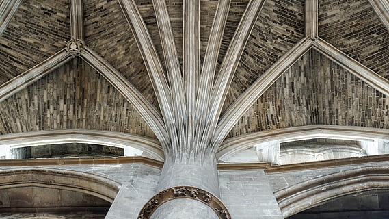 Cattedrale, architettura, colonna, soffitto, volta, archi, struttura costruita, Inquadratura dal basso, in casa, colonna architettonica, storia, nessuno, il passato, arco, costruzione, giorno, religione, luogo di culto, legno - materiale, vecchio, architrave, architettura e arte, abbazia, ornato, direttamente sotto, 4K, CC0, dominio pubblico, privo di copyright