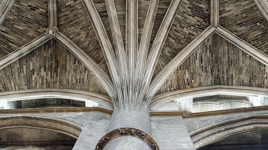 catedral, arquitectura, columna, sostre, volta, arcs, estructura construïda, vista d’angle baix, a l'interior, columna arquitectònica, història, cap gent, el passat, arc, edifici, dia, religió, lloc de culte, material de fusta, vell, biga del sostre, arquitectura i art, abadia, ornamentat, directament a sota, 4K