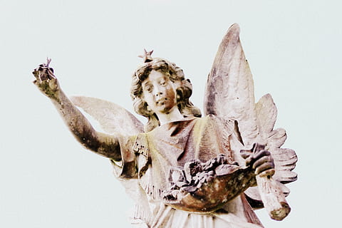 Engelsstatuette, Studioaufnahme, weißer Hintergrund, drinnen, Engel, menschliche Darstellung, Darstellung, keine Leute, Natur, Tierkörperteil, halten, Kunst und Handwerk, Kreativität, Vorderansicht, Skulptur, Emotion, 5K, CC0, gemeinfrei, lizenzfrei