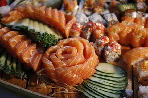 mad, måltid, fad, burger, orange, kinesisk, sund og rask, japansk, agurk, orientalsk, laks, fisk, krydderi, aftensmad, frokost, sushi, sesam, grill, mad og drikke, friskhed, fisk og skaldyr, sund kost, indendørs, ris, japansk mad, ingen mennesker, plade, klar til at spise, velvære, asiatisk mad, tæt på, stilleben, stor gruppe af objekter, laks - fisk og skaldyr, sashimi, kaviar, 5K, CC0, offentligt domæne, royaltyfrie