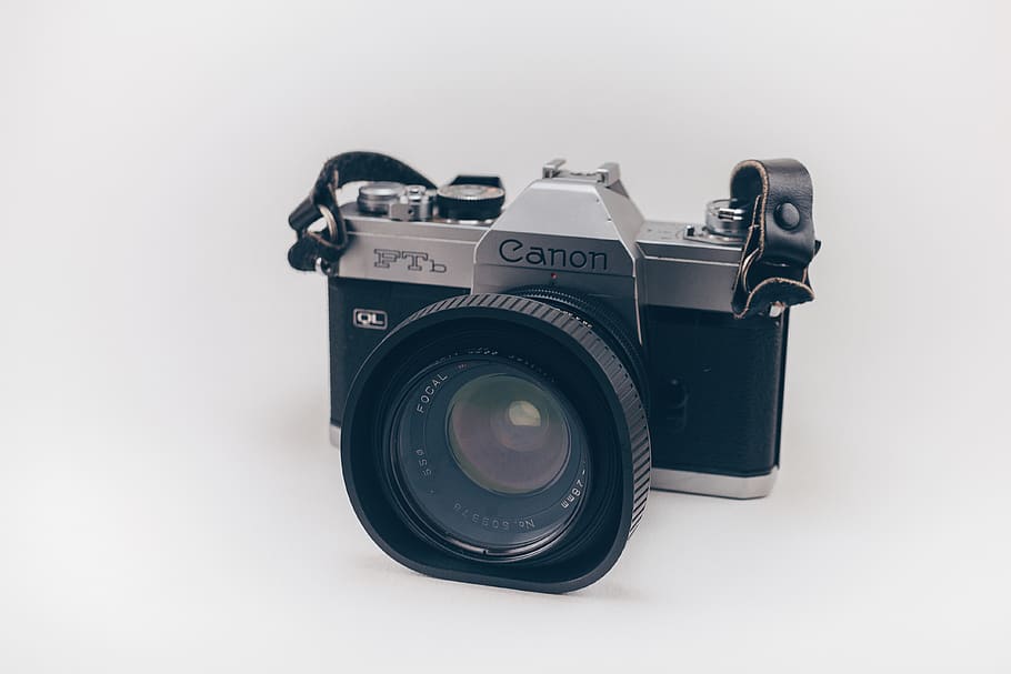stříbrný canon slr fotoaparát, Fotoaparát, elektronika, objektiv, vinobraní, retro, starý, filmové kamery, kánon, tvořivý, tech, technologie, boty, obuv, oblečení, izolovaný, film, fotoaparát - fotografické vybavení, fotografická témata, bílé pozadí, studio shot, fotografické vybavení, uvnitř, objektiv - optický přístroj, detail, stálý život, vystříhnout, digitální fotoaparát, zařízení, jeden objekt, retro stylu, Černá barva, nikdo, focení, slr fotoaparát, 4K