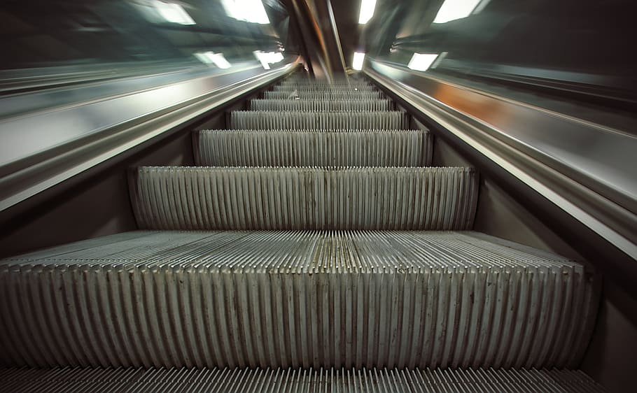 escalataor, escala automàtica, estació de tren, escala mecànica, transport, a l'interior, comoditat, arquitectura, escala, barana, passos i escales, tecnologia, il·luminat, el camí a seguir, modern, connexió, moviment, cap gent, estació del metro, passarel·la en moviment, direcció, futurista, absència, color plata, 5K