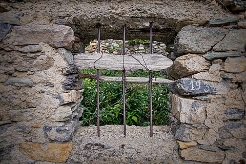 okno, bary, stary, kamień, ruina, opuszczony, wyblakły, solidny, architektura, Ściana, skała, zbudowana struktura, Kamienna ściana, żadnych ludzi, rock - obiekt, roślina, Natura, dzień, funkcja budowy ścian, historia, materiał kamienny, na dworze, przeszłość, formacja skalna, drzewo, zrujnowany, starożytna cywilizacja, 5K, CC0, domena publiczna, darmowe zdjęcia