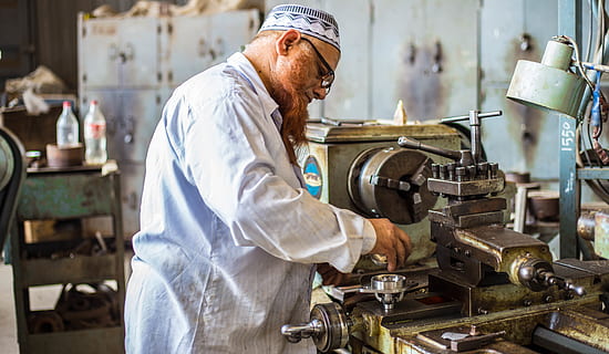 mand, ved brug af, industriel, maskine, person, human, mennesker, flaske, hat, pandebånd, turban, tøj, lab, arbejder, briller, maskineri, fremstilling, han-, skæg, bygning, fabrik, beskæftigelse, industri, en person, dygtighed, indendørs, værksted, forretning, herrer, udstyr, voksen, koncentration, making, produktionsudstyr, Kunst og håndværk, metal, arbejdsværktøj, håndværk, indsats, metalindustrien, 5K, CC0, offentligt domæne, royaltyfrie