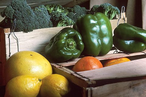 Fruta, veg, vegetal, Fresco, especia, picante, comida, pimienta, chile, alimentación saludable, comida y bebida, bienestar, frescura, Fruta cítrica, color verde, nadie, gran grupo de objetos, caja, abundancia, naturaleza muerta, envase, adentro, amarillo, día, elección, limón, 2K, CC0, dominio público, libre de derechos